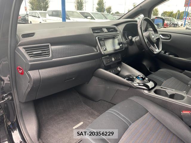 Nissan LEAF 2018-11 8814525-11