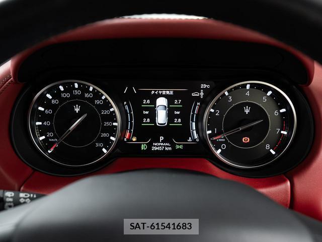 Maserati LEVANTE 2021-06 8815054-10