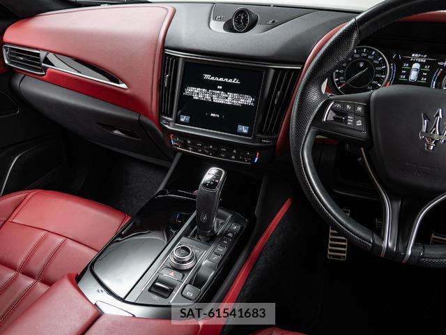 Maserati LEVANTE 2021-06 8815054-12