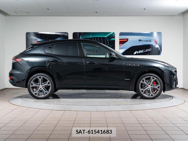 Maserati LEVANTE 2021-06 8815054-16
