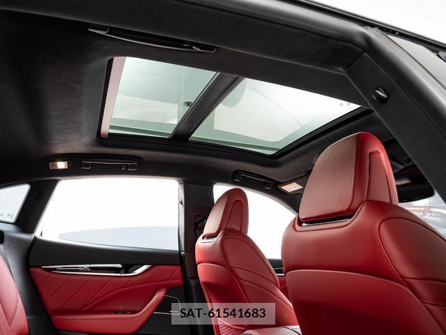 Maserati LEVANTE 2021-06 8815054-6