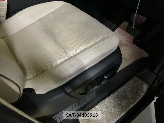 Lexus LM 2024-05 8813248-17