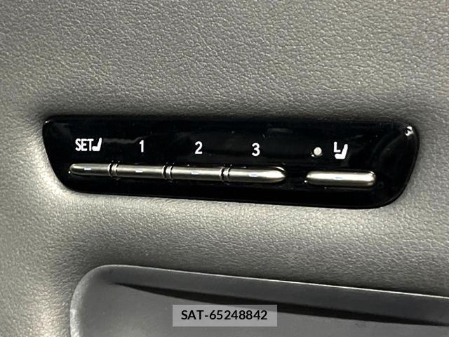 Lexus LS 2018-01 8812229-4