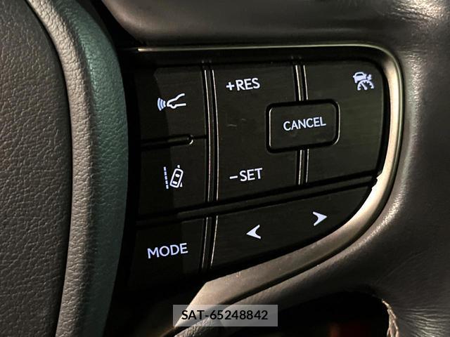 Lexus LS 2018-01 8812229-6