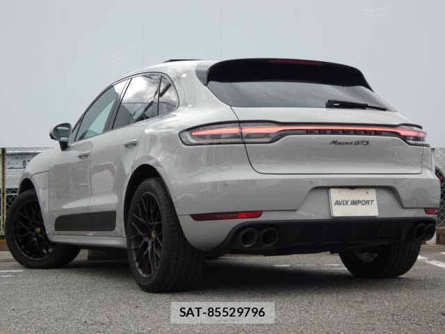 Porsche MACAN 2021-12 8814033-1