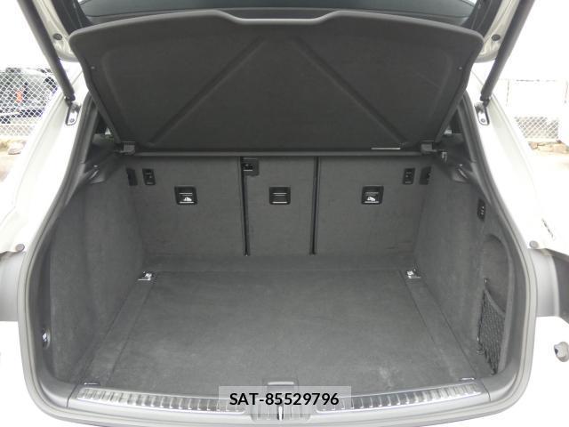 Porsche MACAN 2021-12 8814033-17