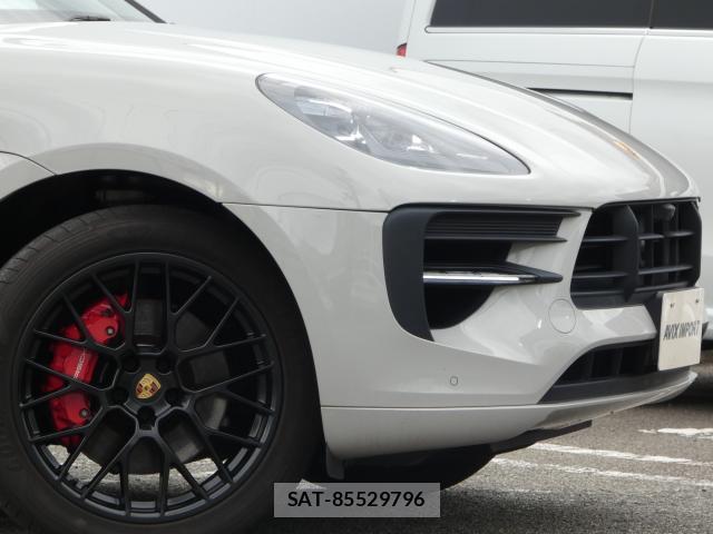 Porsche MACAN 2021-12 8814033-4