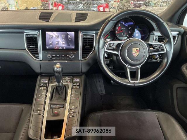 Porsche MACAN 2016-05 8815402-2