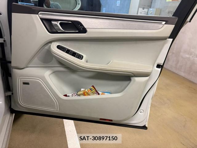 Porsche MACAN 2016-08 8817865-12