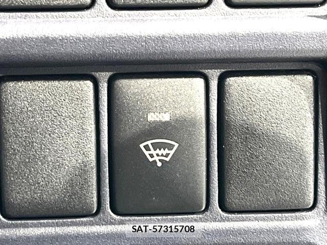 Toyota NOAH 2016-10 8812057-4