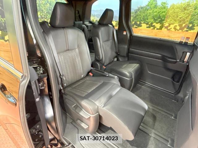 Toyota NOAH 2026-07 8812207-7
