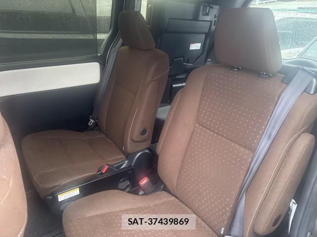 Toyota NOAH 2017-09 8812696-3