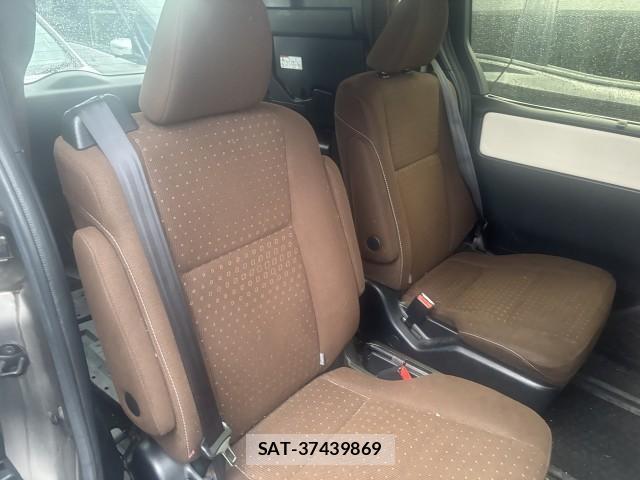 Toyota NOAH 2017-09 8812696-6