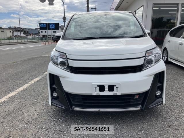 Toyota NOAH 2017-09 8812725-1