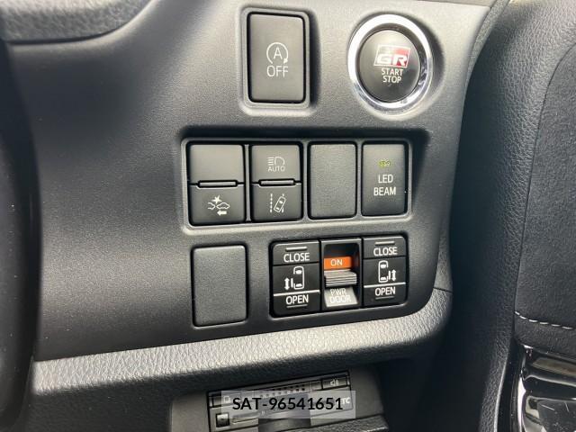 Toyota NOAH 2017-09 8812725-11