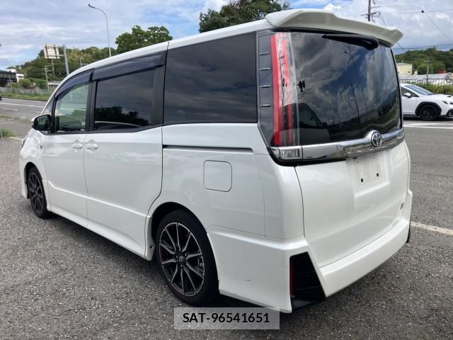 Toyota NOAH 2017-09 8812725-3