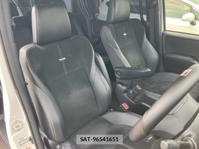 Toyota NOAH 2017-09 8812725-6