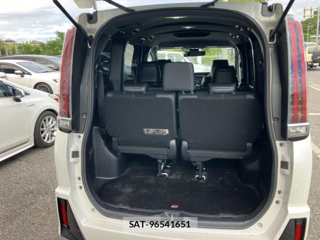 Toyota NOAH 2017-09 8812725-8