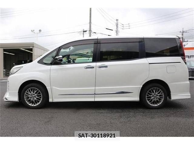Toyota NOAH 2021-01 8812807-7