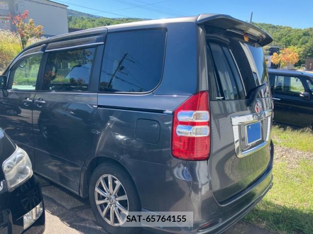 Toyota NOAH 2012-03 8813397-1