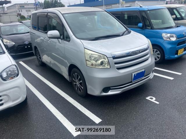 Toyota NOAH 2010-03 8813451-1