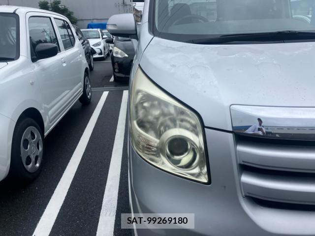 Toyota NOAH 2010-03 8813451-12