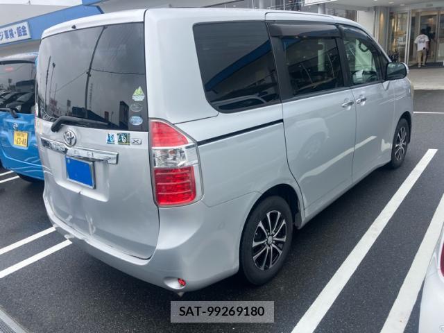 Toyota NOAH 2010-03 8813451-2