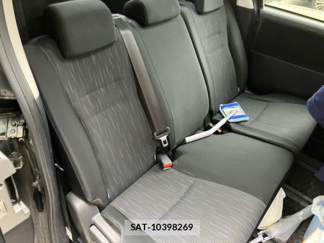 Toyota NOAH 2011-02 8813497-7