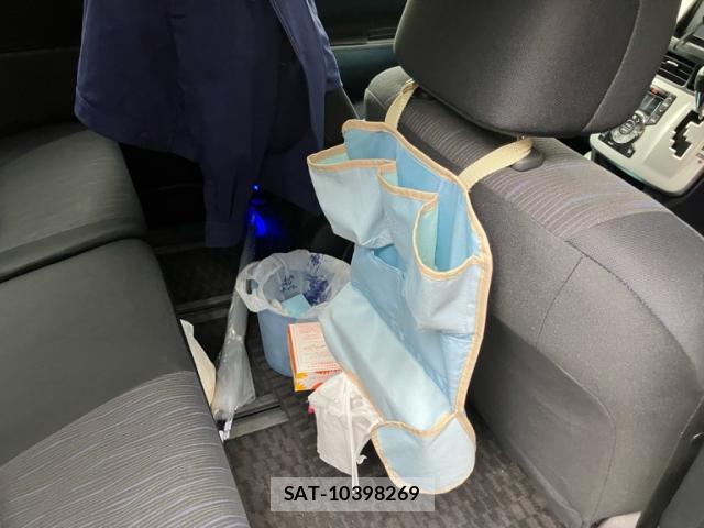 Toyota NOAH 2011-02 8813497-8