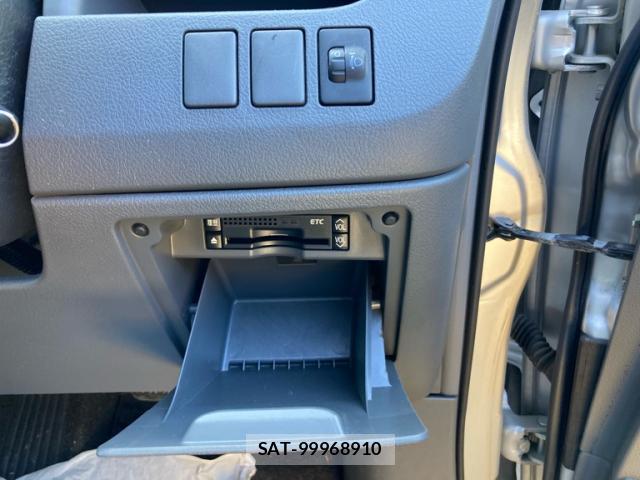 Toyota NOAH 2009-07 8813646-18