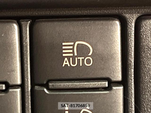 Toyota NOAH 2016-11 8814147-6