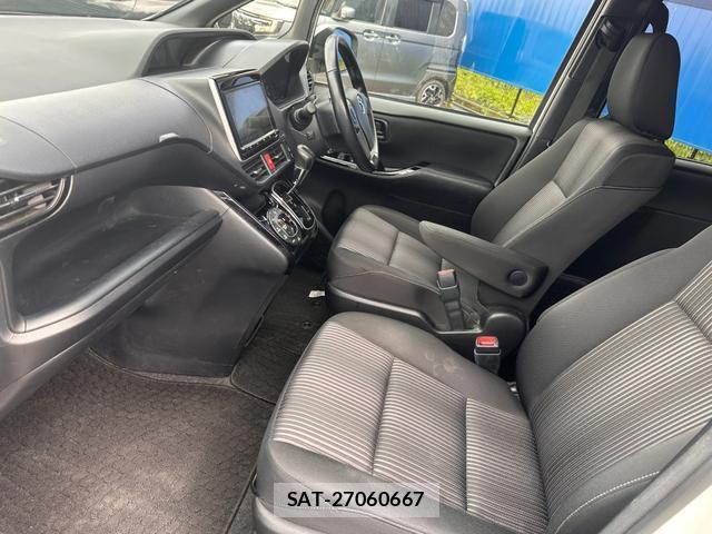 Toyota NOAH 2017-09 8814526-11