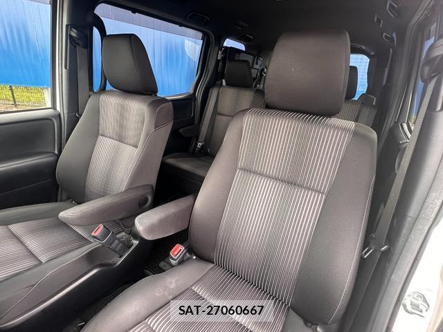 Toyota NOAH 2017-09 8814526-12