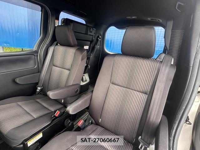 Toyota NOAH 2017-09 8814526-14