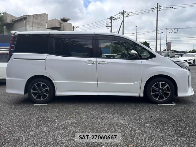 Toyota NOAH 2017-09 8814526-4