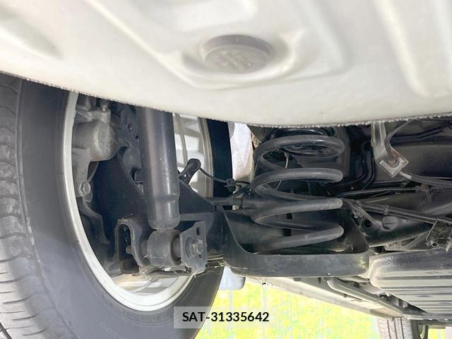 Toyota NOAH 2015-04 8814840-19