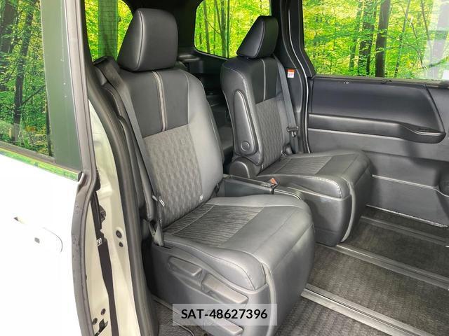Toyota NOAH 2023-04 8814886-7
