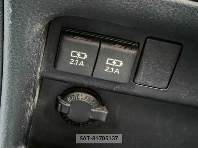 Toyota NOAH 2017-09 8815170-18