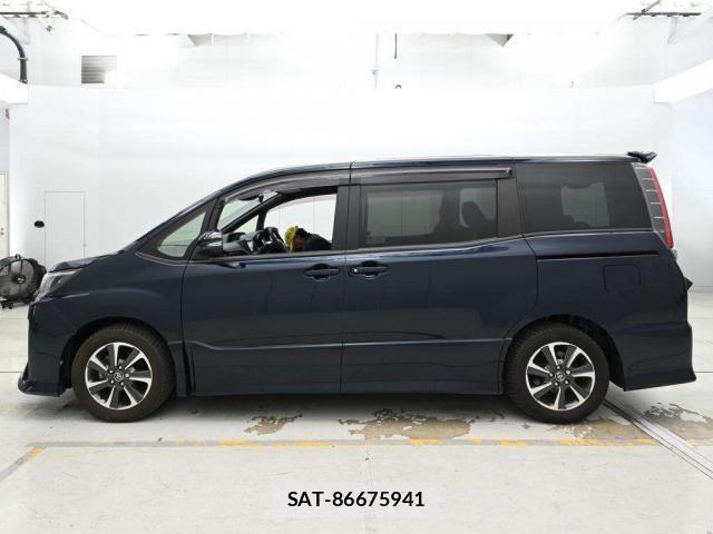 Toyota NOAH 2017-09 8815642-8
