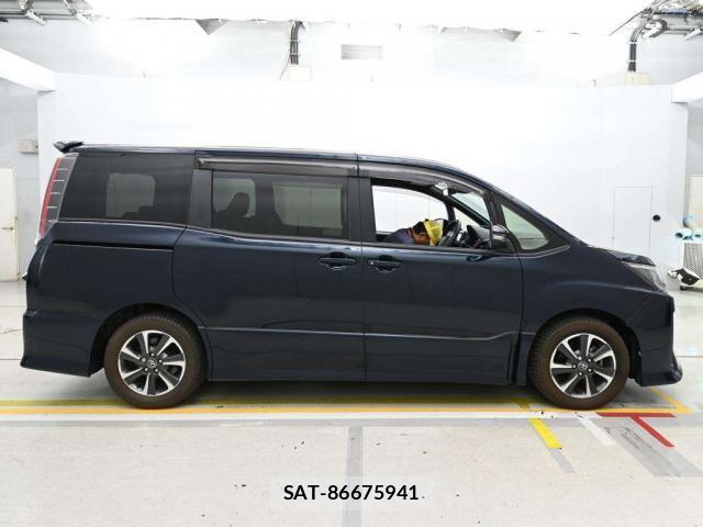 Toyota NOAH 2017-09 8815642-9