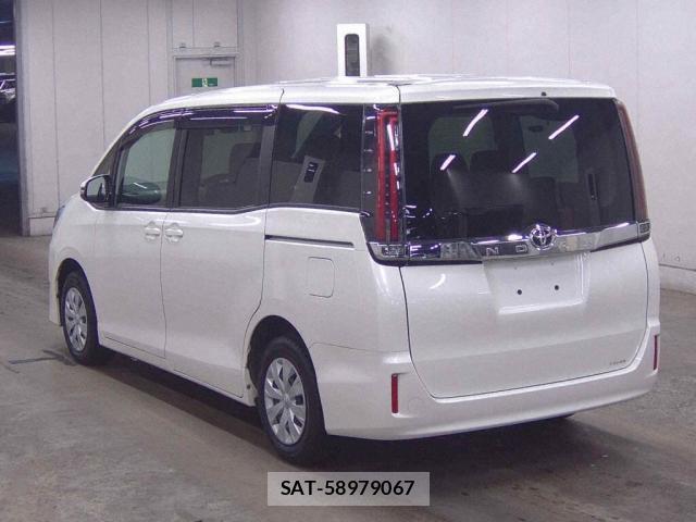 Toyota NOAH 2021-07 8815970-1