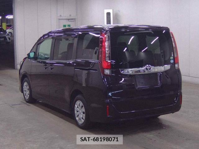 Toyota NOAH 2016-06 8815978-1