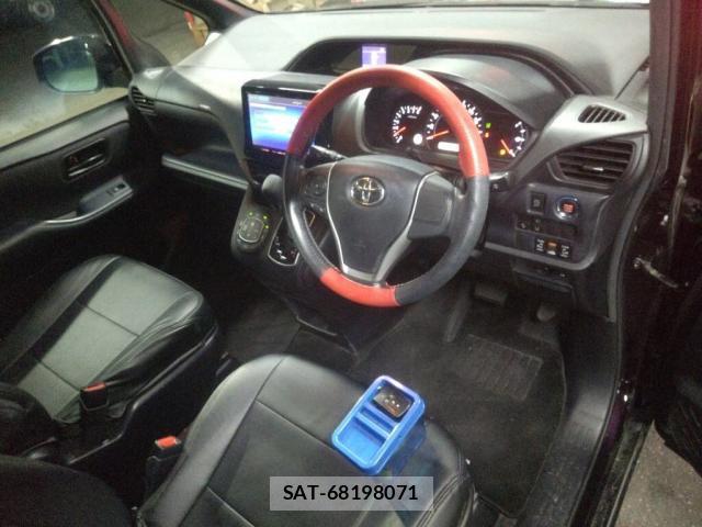 Toyota NOAH 2016-06 8815978-2