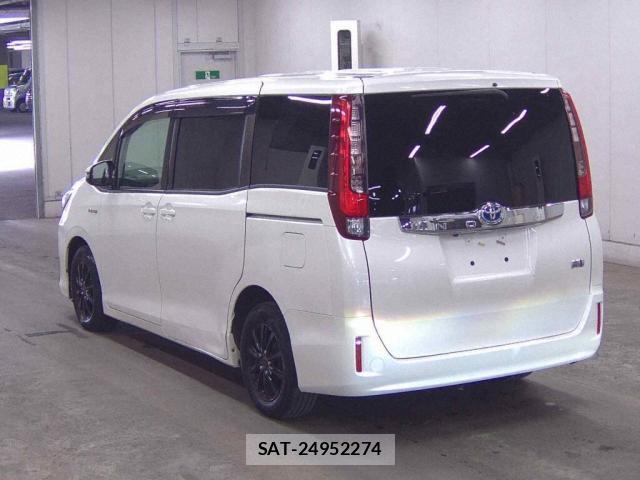 Toyota NOAH 2017-06 8815979-1