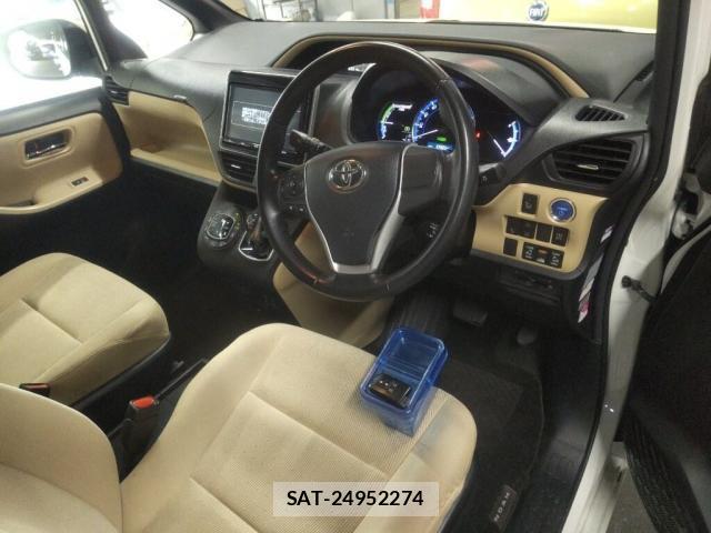 Toyota NOAH 2017-06 8815979-2