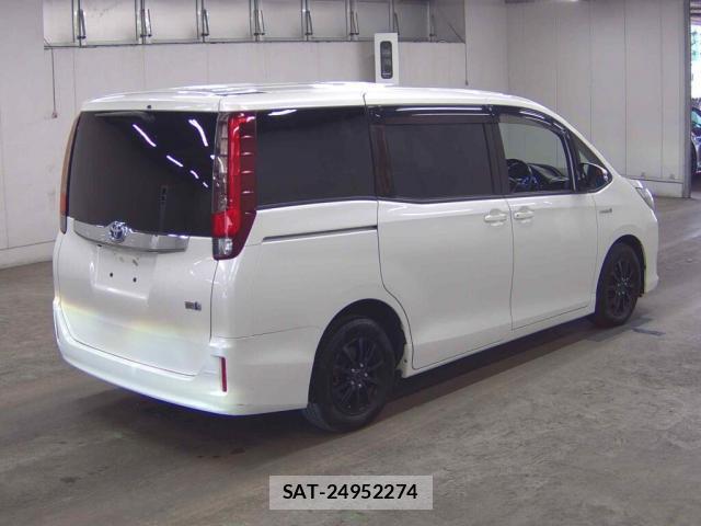 Toyota NOAH 2017-06 8815979-4