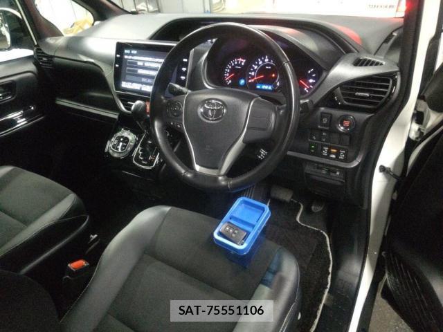 Toyota NOAH 2018-02 8815984-2