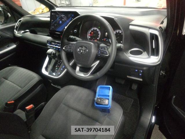 Toyota NOAH 2023-05 8815990-2
