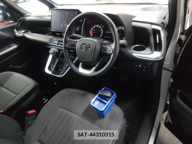 Toyota NOAH 2022-11 8815998-2