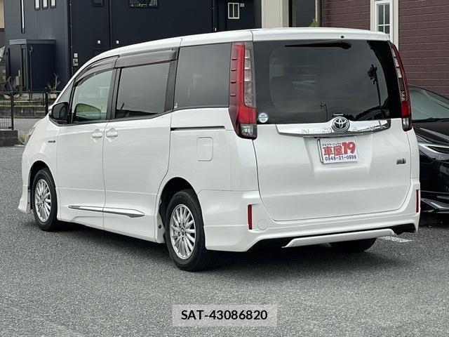 Toyota NOAH 2014-05 8816052-1